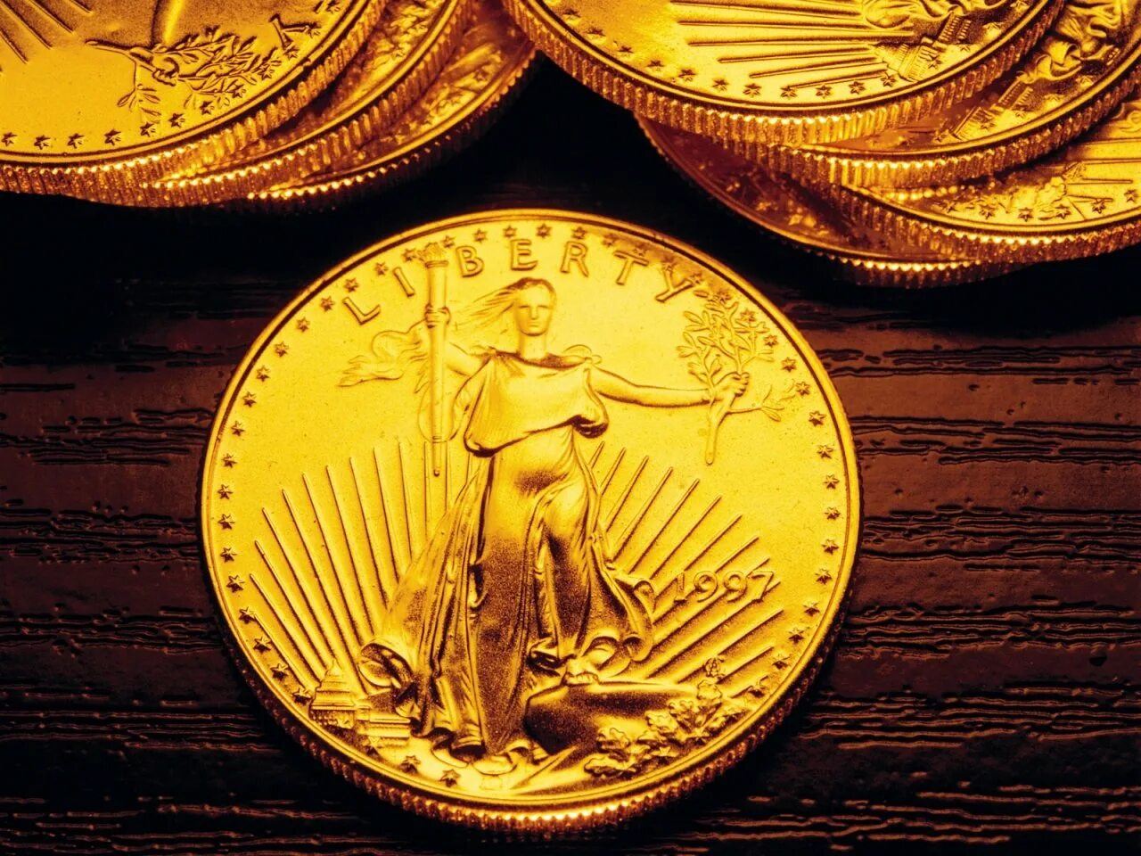 Золотые монеты. Монета Золотая. Красивая Золотая монета. Золотые монеты Эстетика. Золотые монеты и купюры.