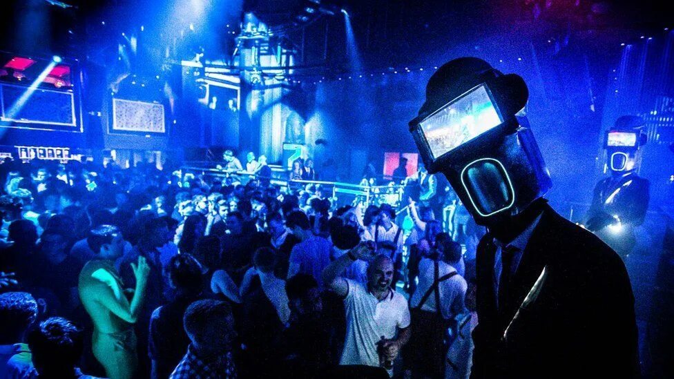 Club the night. Ночной клуб. Клуба ночного внутри с народом. Клубный интерьер. Диско клуб.