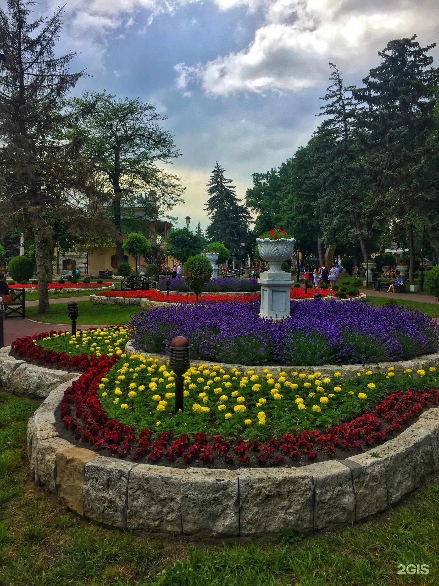 Квартир цветник пятигорск. Пятигорск цветник апрель. Кисловодск парк цветник. Красивые клумбы. Пятигорск цветник художники.