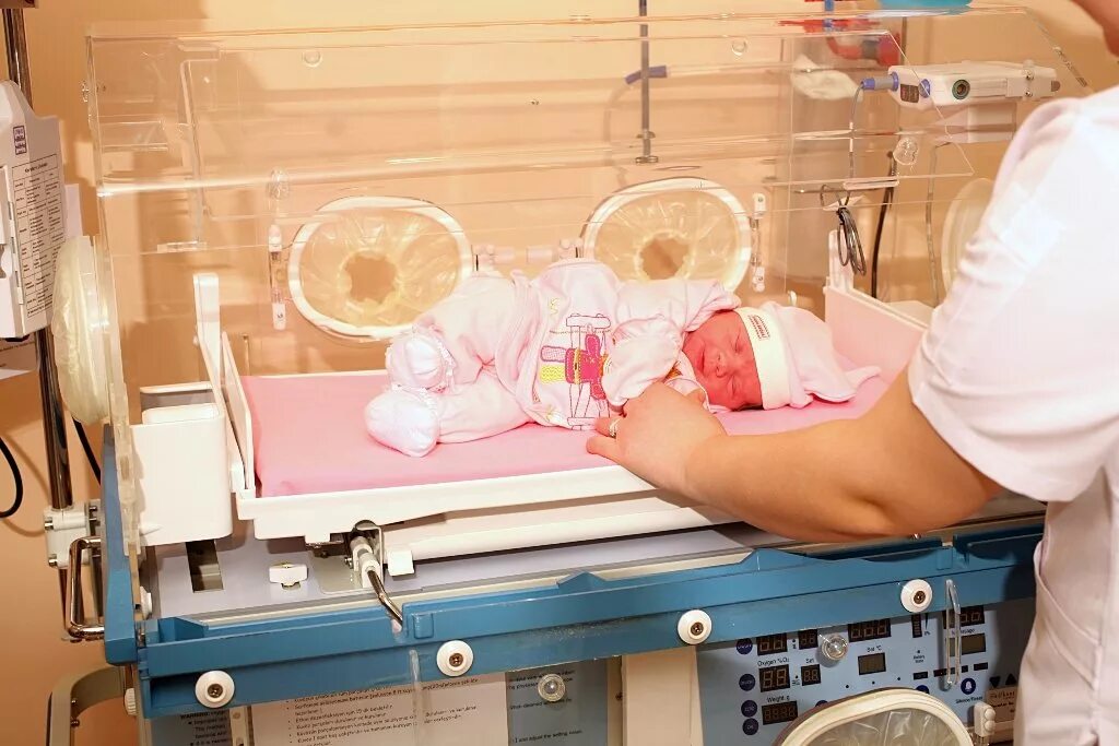 Асфиксия новорожденных кювез. Транспортировка недоношенного. Babylife кювез 2001. Ящичек для недоношенных 5. Выхаживание новорожденных в кувезах.