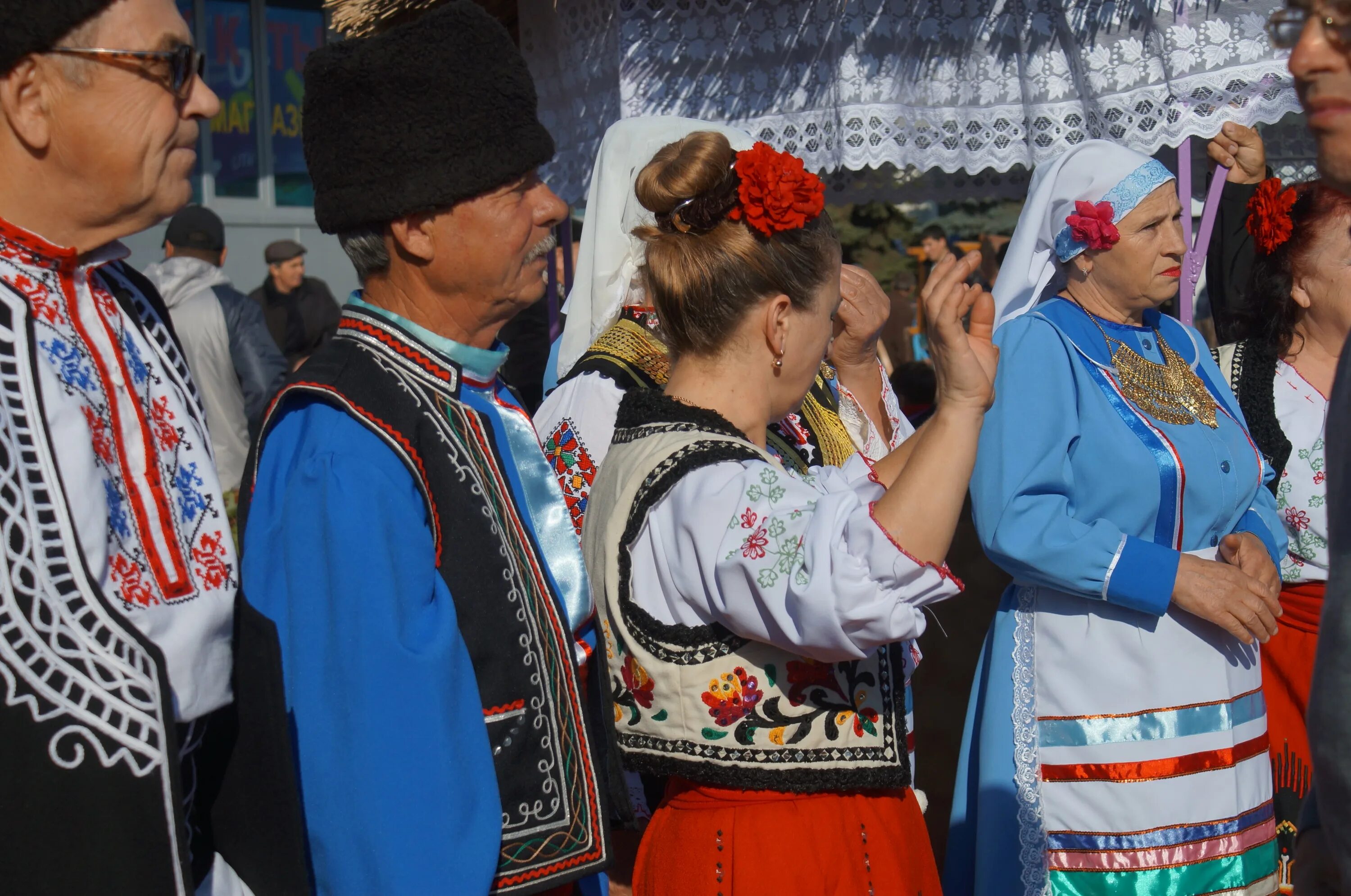 Гагаузы происхождение что за нация. Народы Молдавии Гагауз. Национальные Наряды гагаузов. Народности Молдавии гагаузы. Шапка гагауза Национальная гагаузов.