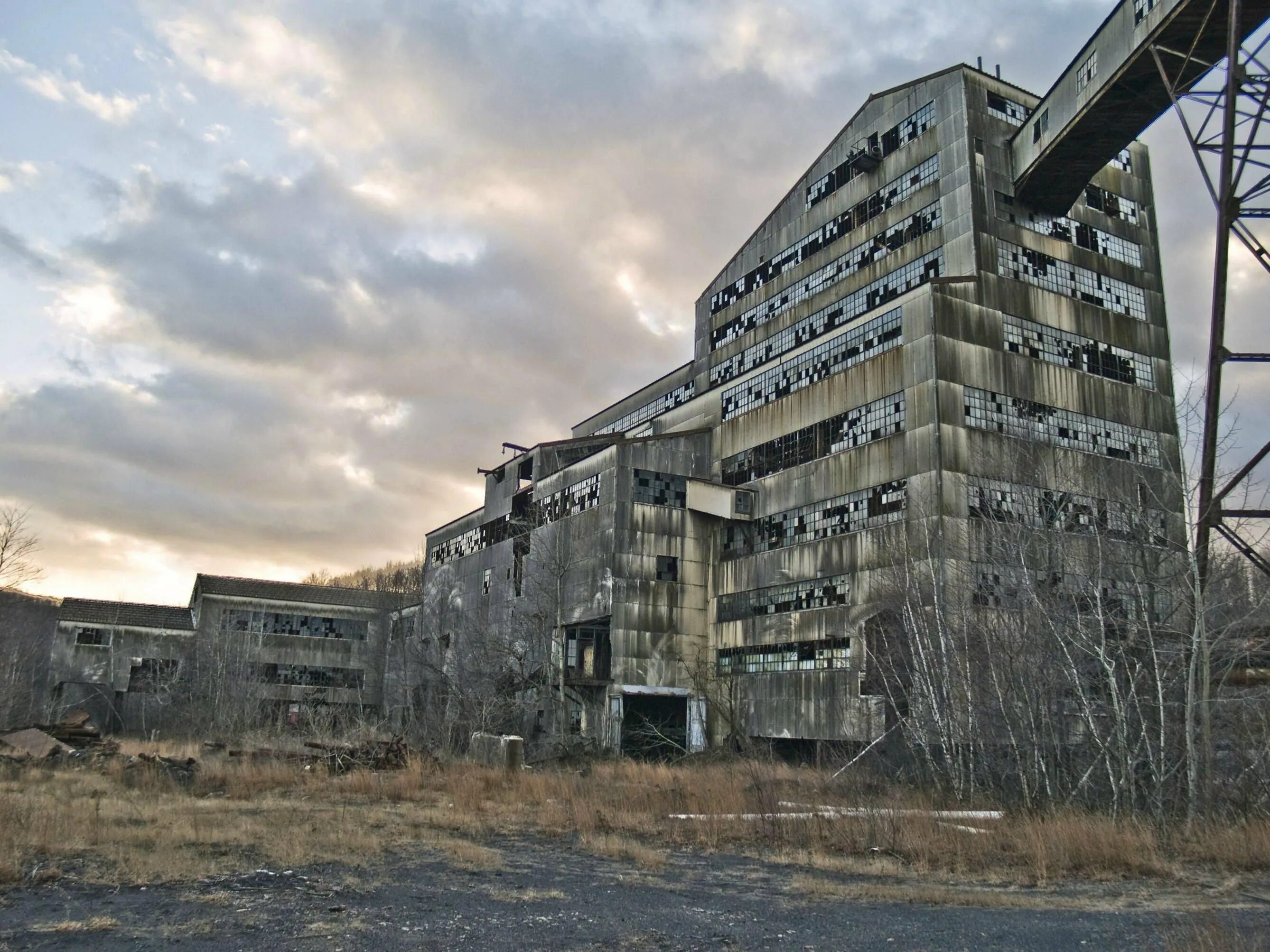 Где заброшенные здания. Заброшенный город Килунг Тайвань. Город призрак Череповец. Заброшеные здания в Новосибирске. Заброшенный пятиэтажный город призрак.