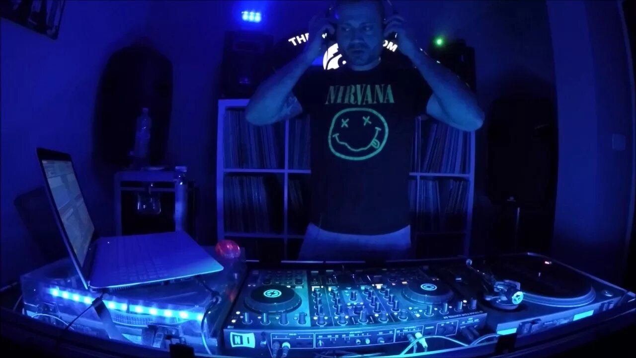 Techno dj set. Комната диджея. Студия диджеинга. Обои в комнату диджей. Картина диджей комната.