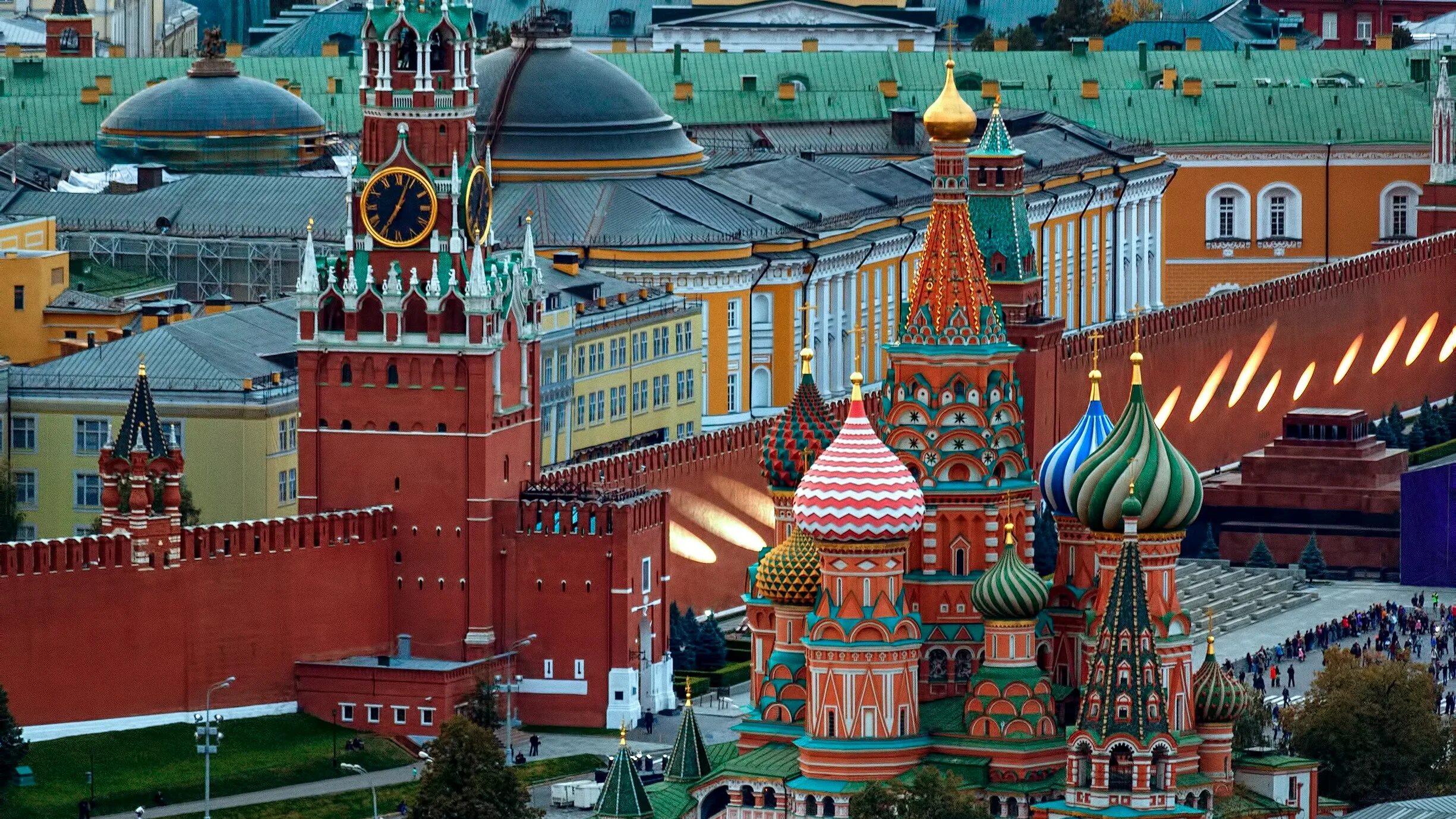 The world kremlin. Кремль храм Василия Блаженного. Храм Василия Блаженного красная площадь. Московский Кремль Moscow Kremlin. Храм Василия Блаженного Москва вид сверху.