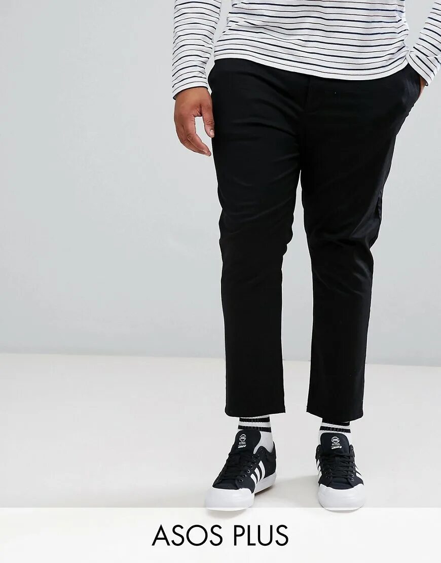 Купить укороченную мужскую. ASOS Design брюки мужские укороченные чиносы. Брюки широкие мужские черные. Черные укороченные брюки мужские. Широкие черные штаны мужские.