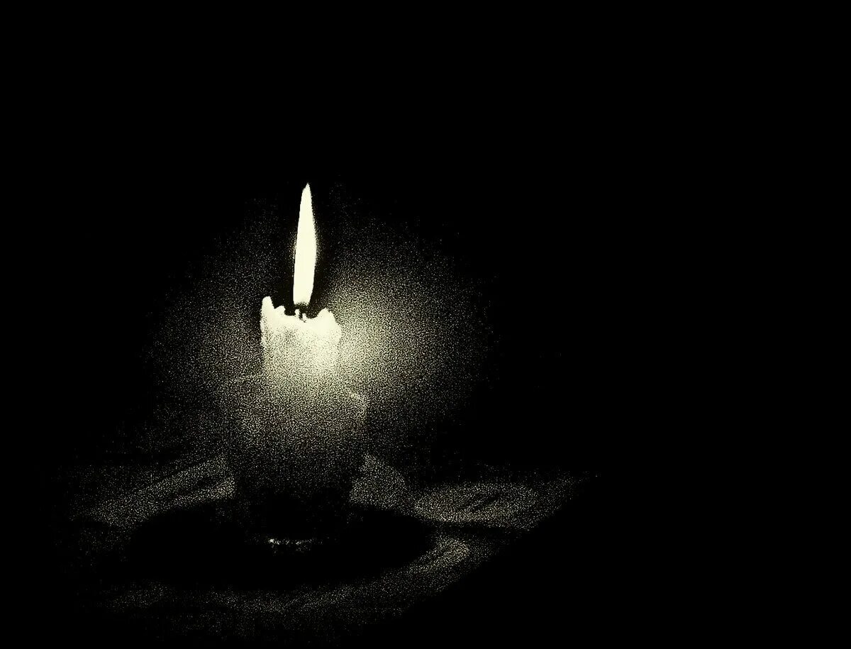 Горящая свеча. Свеча черно белая. Горящие свечи. Свеча горела. Горящая свеча гаснет в закрытой