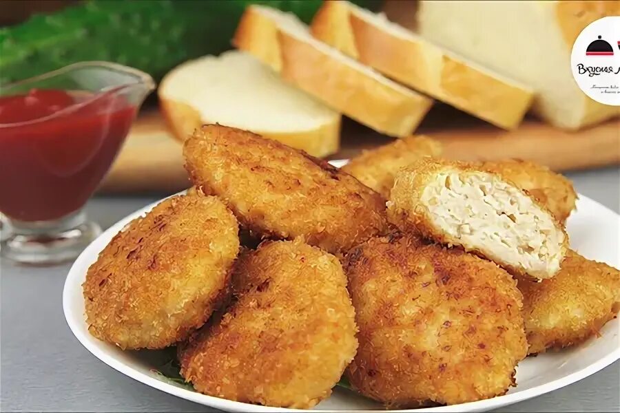 Что нужно добавлять в куриные котлеты. Куриные котлеты в панировке. кукурузные котлеты. котлеты из кукурузной крупы. котлеты с кукурузой.