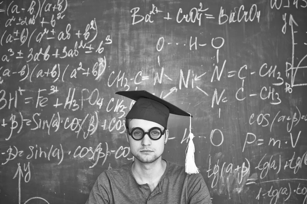 Студент за столом. Студенты чб. Студенты черно белое фото. Студент работает. Студент с планшетом в руках.