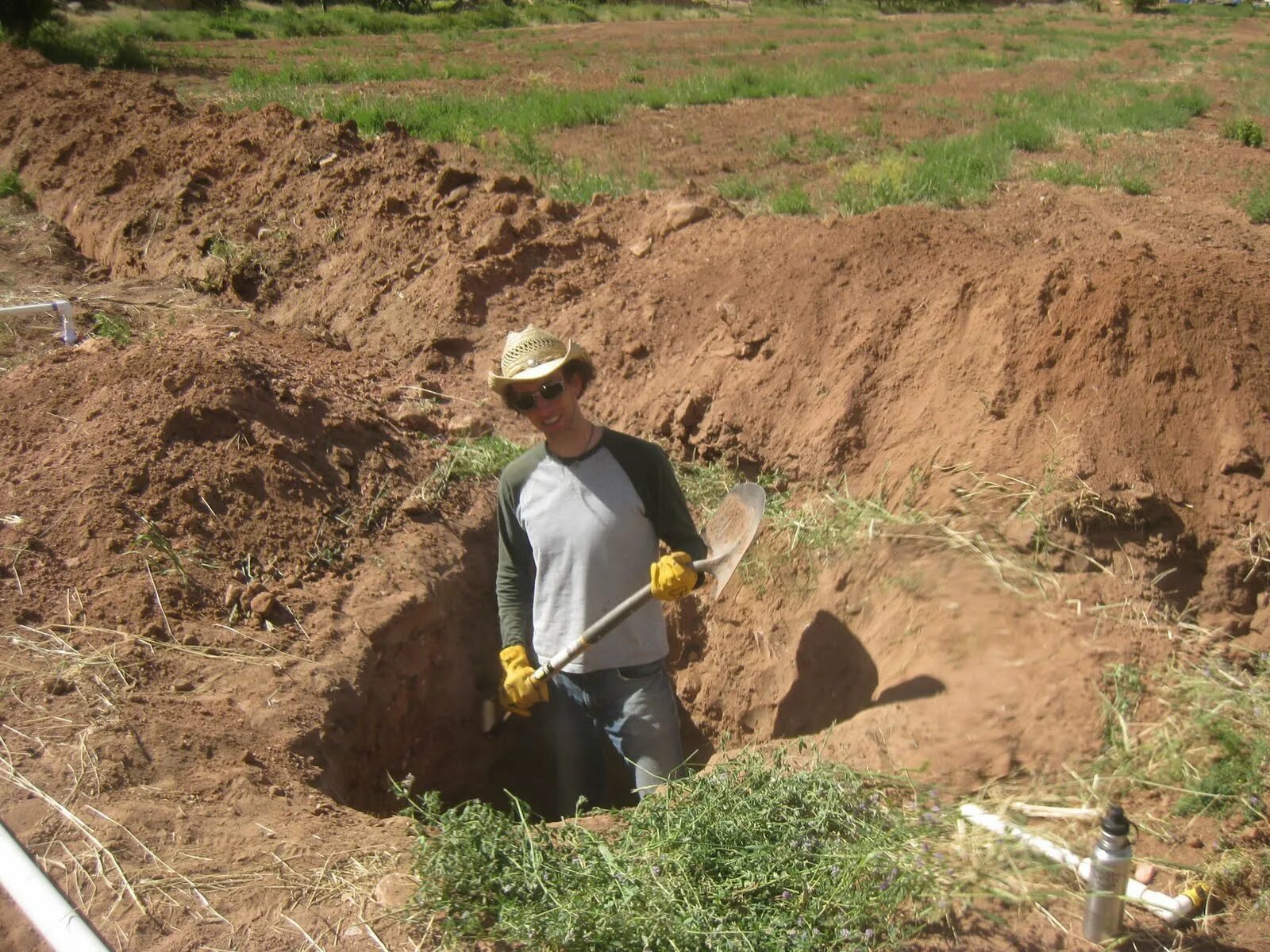 Digging holes. Dig digging. Dig a hole. Digging the Earth hole. Travrltor digging.