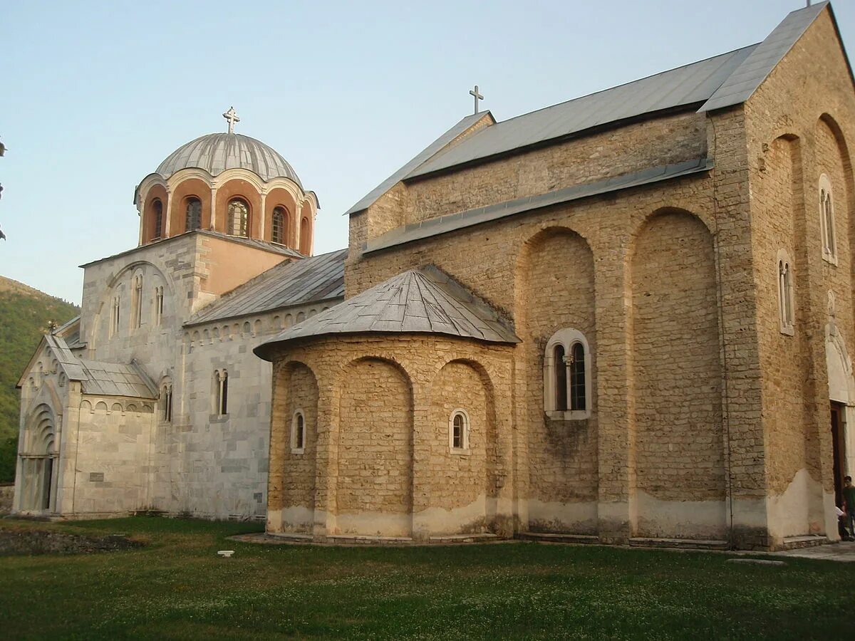 Архитектура 13 14 в. Монастырь Студеница в Сербии. Сербия монастырь Студеница фото. Монастырь 12 века в Кралево Сербия. Церковь Богоматери в Студенице.