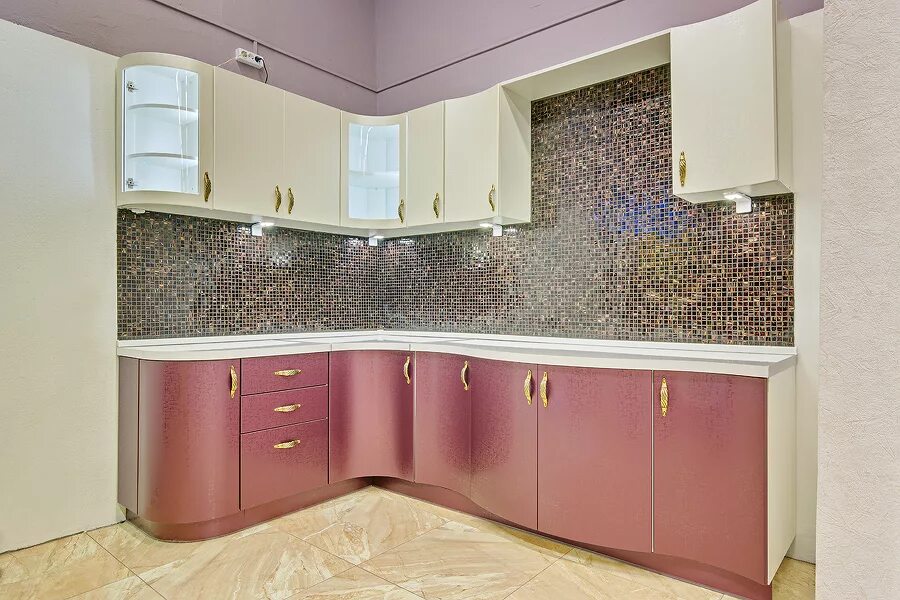 Какая кухня лучше пластик. Фасады для кухни с блестками. Кухонный гарнитур розовый. Кухня цвет металлик. Кухонные гарнитуры с блестками.