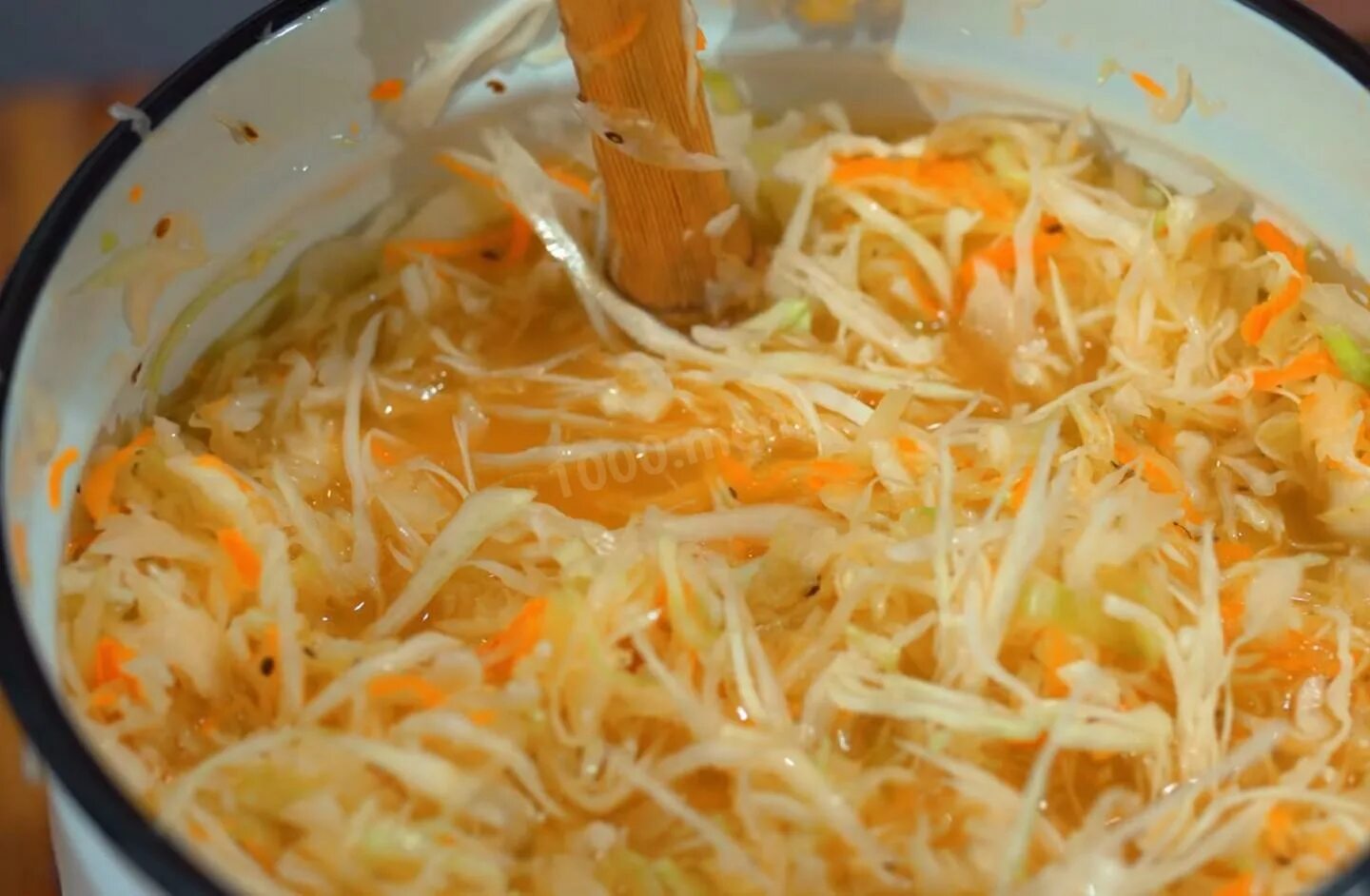 Капуста на зиму в кастрюле хрустящая. Капуста квашеная в кастрюле. капуста в кастрюле. квашеная капуста в огромной кастрюле. квашеная капуста хрустящая и сочная очень простой способ.
