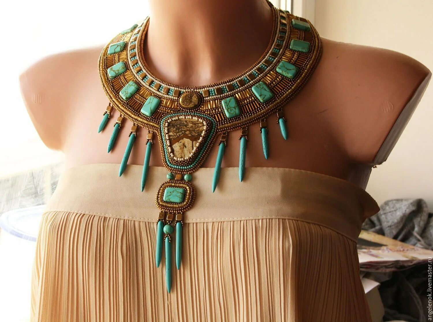 Древнее нагрудное украшение. Ожерелья и оплечья Египта древнего. Египетский ускх воротник. Украшение оплечье древнего Египта. Оплечье в древнем Египте.