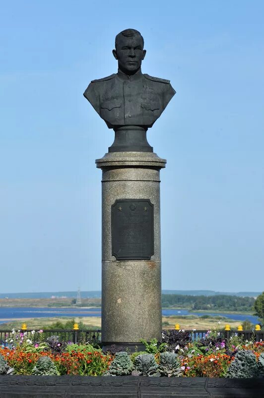 Парк ворожейкина городец. Памятник ворожейкина в городце. Бюст ворожейкина. Ворожейкин городец. Ворожейкин городец.