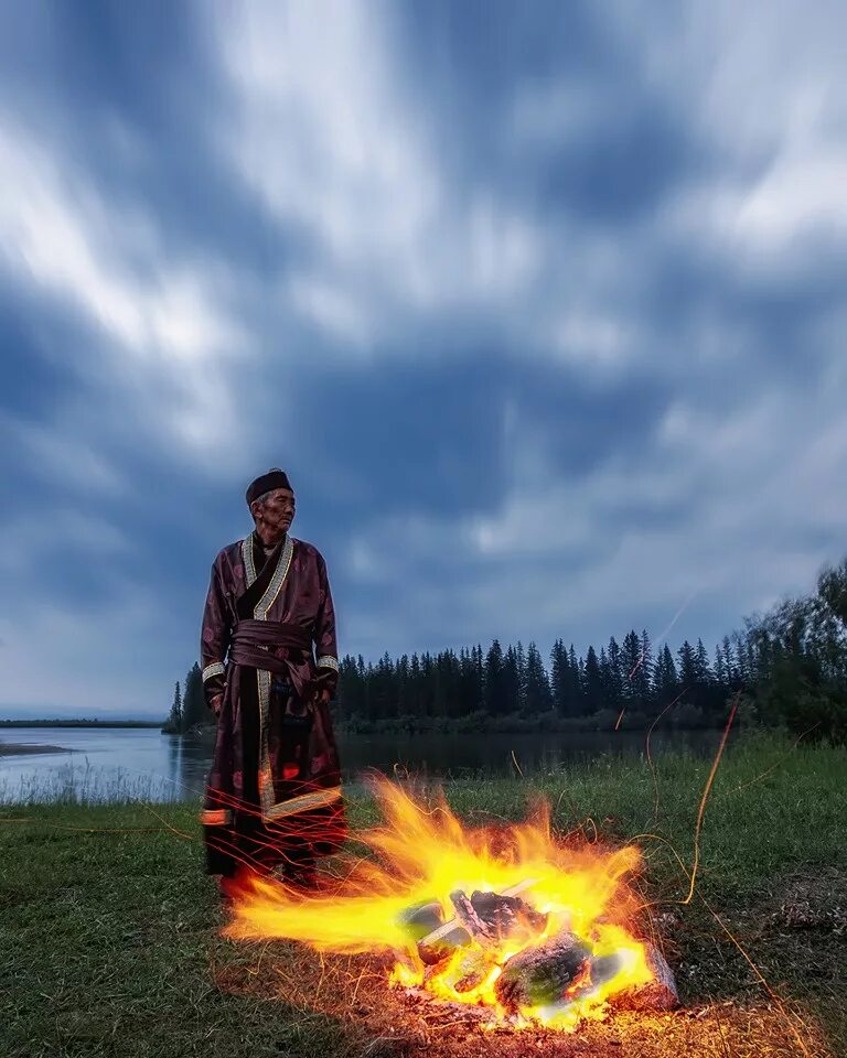 Обряд шамана. Хакасы шаманизм. ургыл шаманский обряд. эвенский шаман. шаманский ритуал.