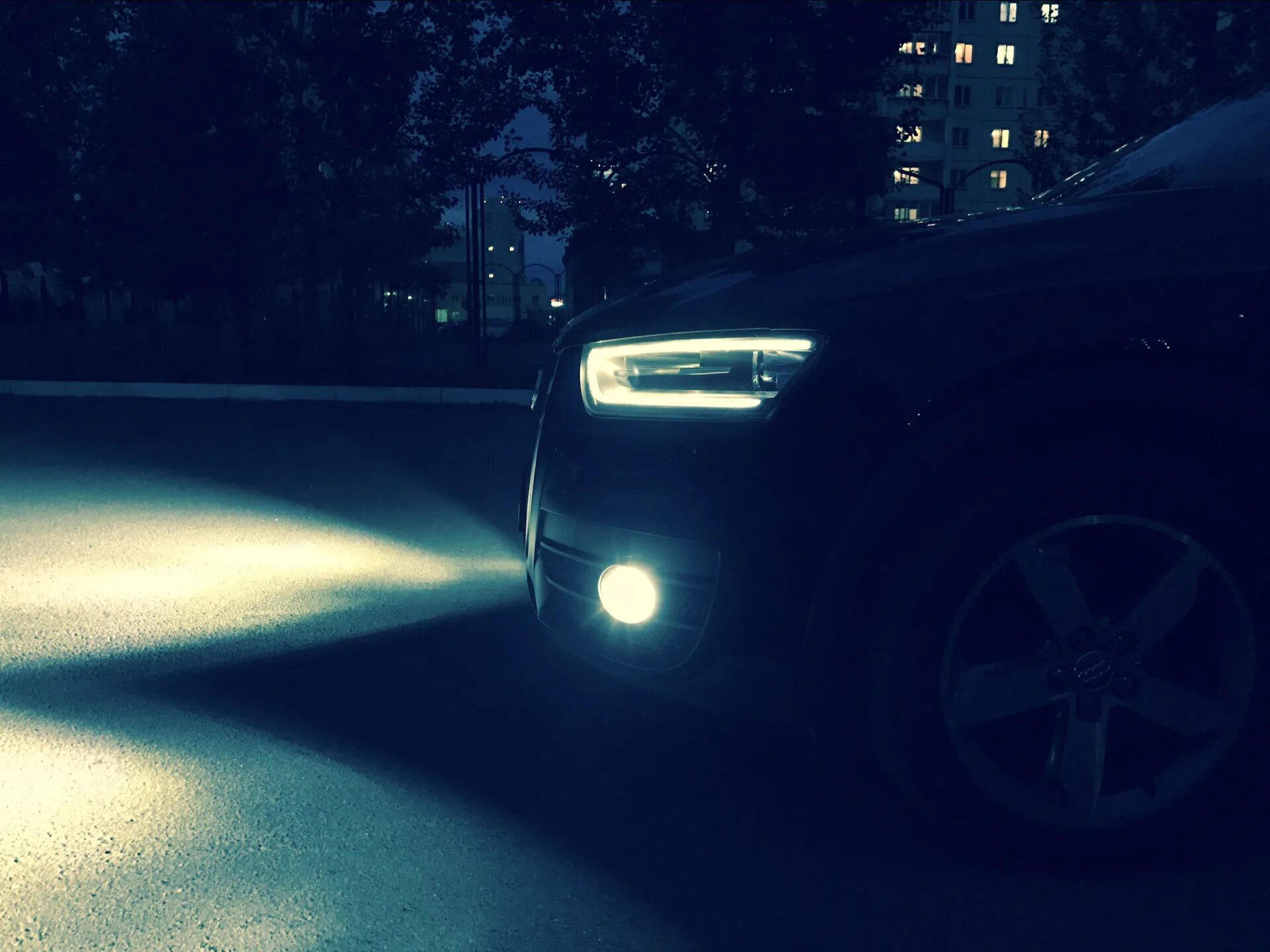 Противотуманки ночью. Ауди тт фары ночью. лампы audi q7 - птф (hod). фары audi q5 ночью. audi tt ночью.