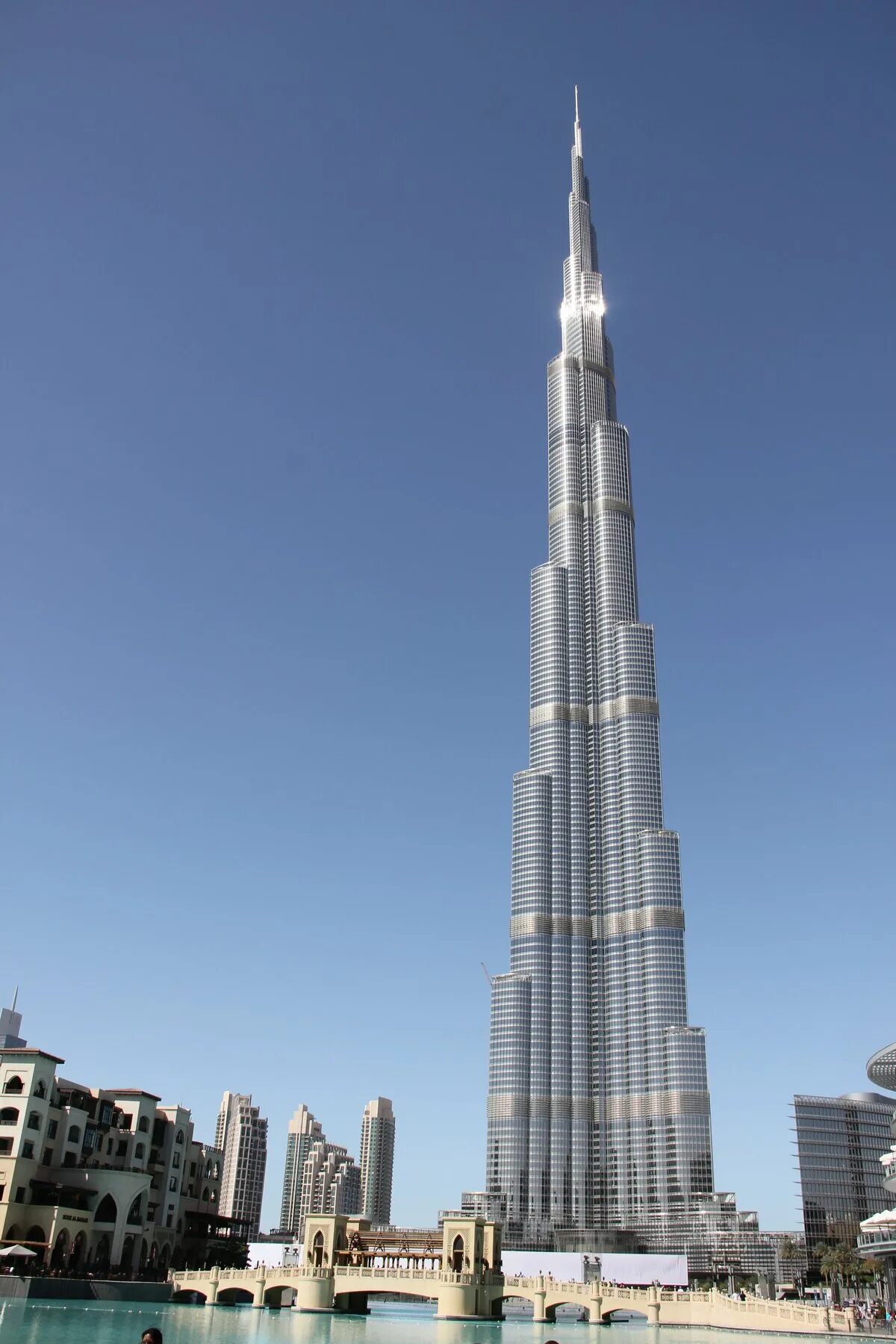 Самые высокие небоскребы в мире этажей. Башня Бурдж Халифа. Небоскрёб Бурдж-Халифа в Дубае. Самый высокий небоскреб Бурдж-Халифа. Дубай башня Бурдж Халифа высота.
