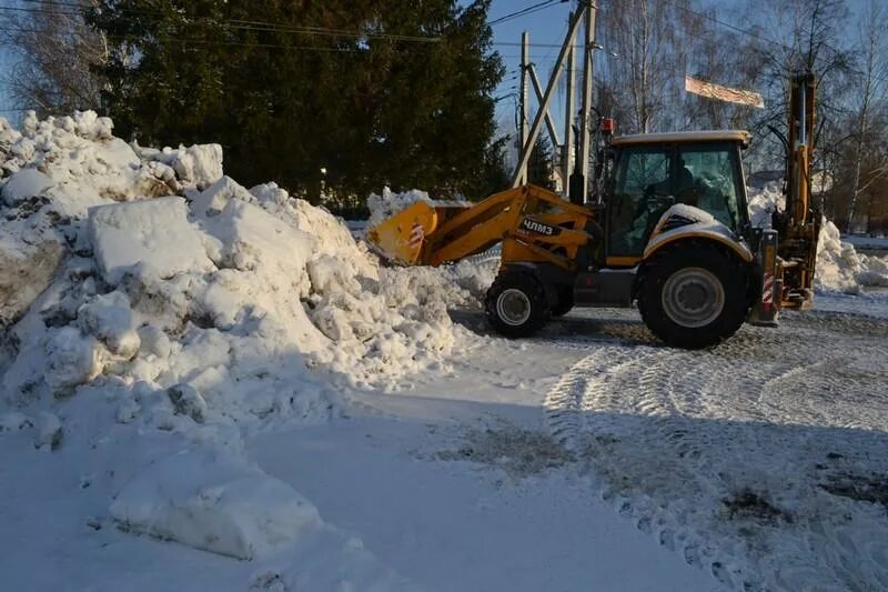 Сколько снега было 19 декабря 2025. Уборка снега. уборка снега в поселке. уборка снега фото. ротор для уборки снега на экскаватор-погрузчик.