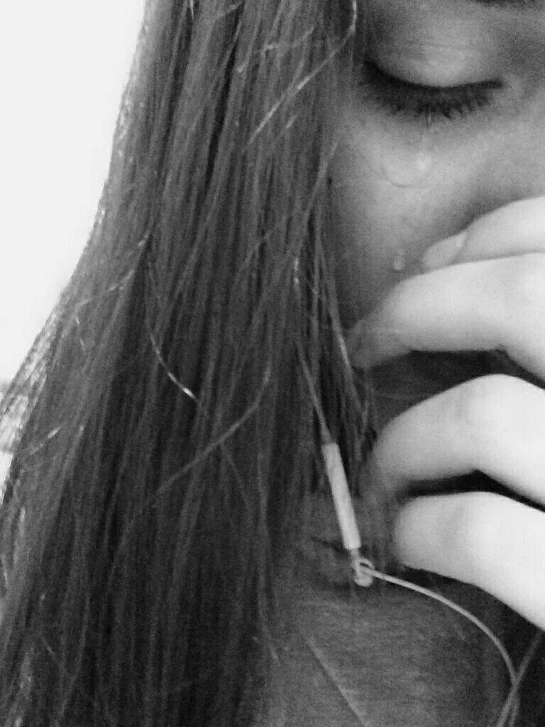 девушка плачет фото. девушка 14 лет плачет. плачущая девушка без лица. заплаканные карие глаза девочки. плачущая девушка.