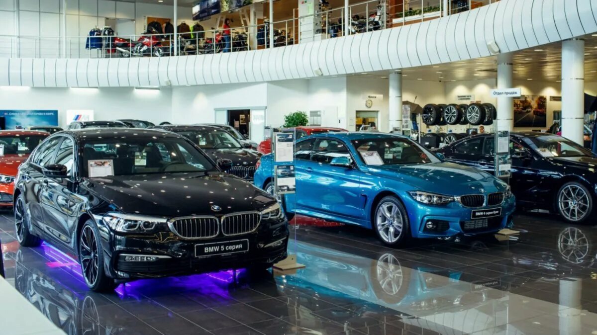 БМВ В автосалоне 5. BMW дилеры Москва. Магазин мир машин