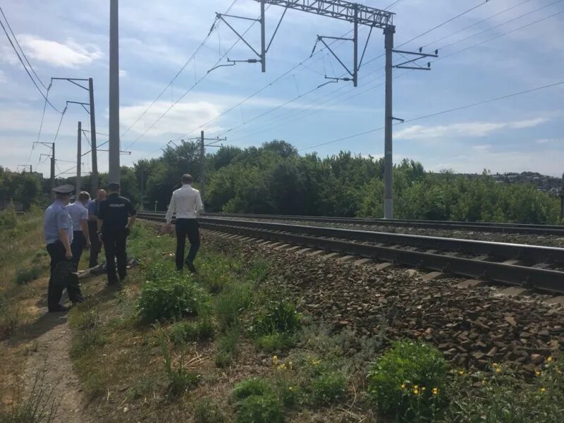 Электричка Саратов Поливановка. Девочка попала под поезд Саратов Поливановка. Ртищево поезд сбил мужчину.