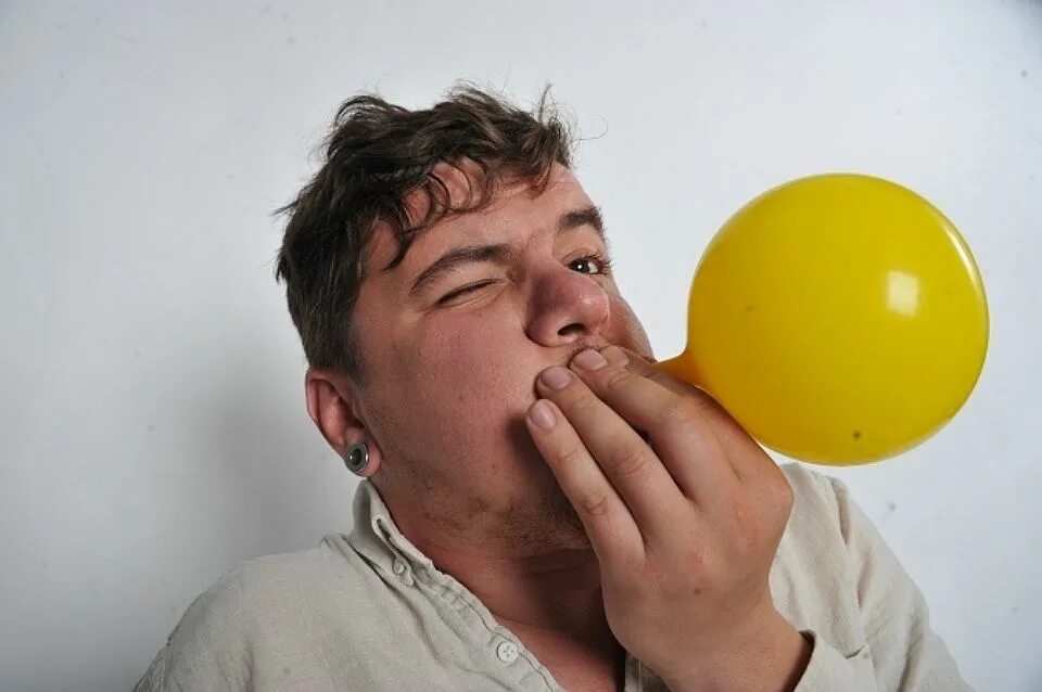 увеселительный газ. надутый мужчина. закись азота веселящий газ. веселящий газ наркотик. шары с веселящим газом.