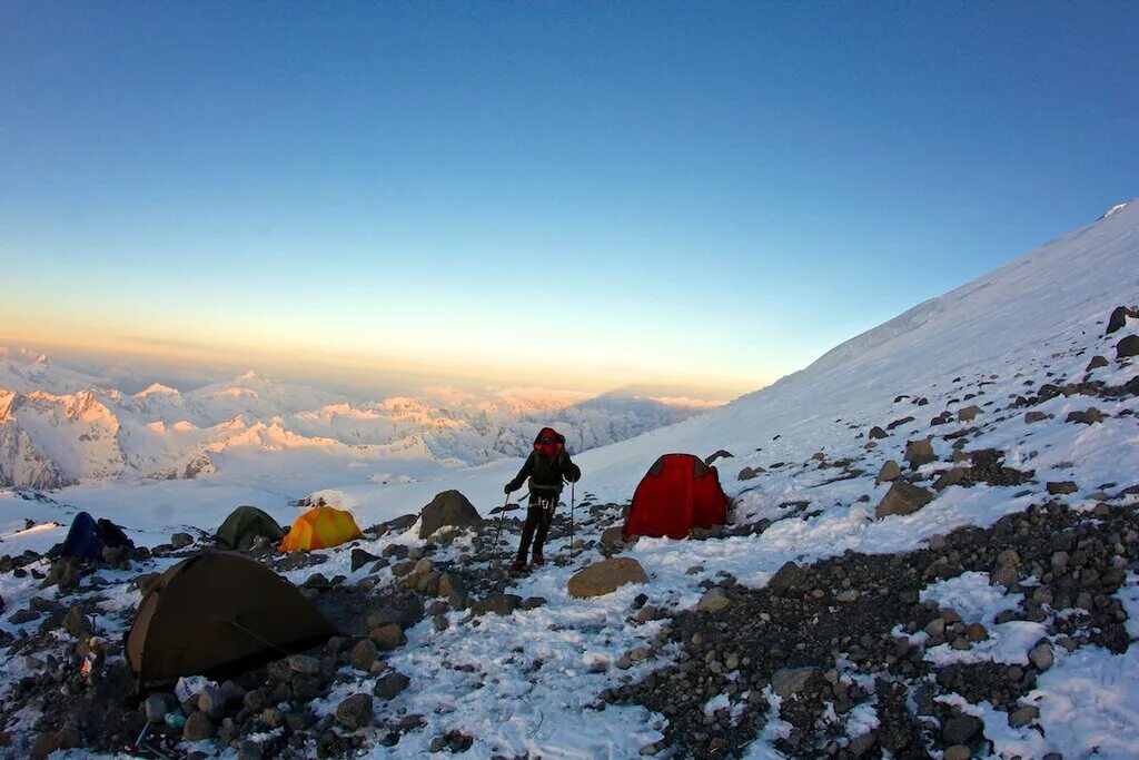 Девушка на вершине эльбруса. Эльбрус экскурсия отзывы. Streaming elbrus. Инструктор по горным лыжам крылатское. Эльбрус вершина.