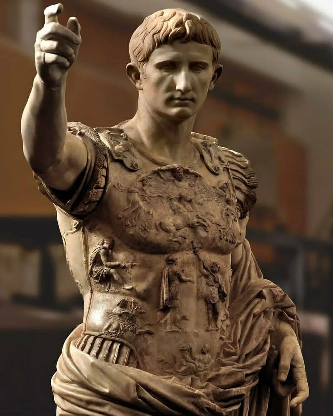 Октавиан август римский. Октавиан август скульптура Прима порта. Император август Октавиан статуя. Октавиан август Римский Император. Римский Император Октавиан август скульптура.