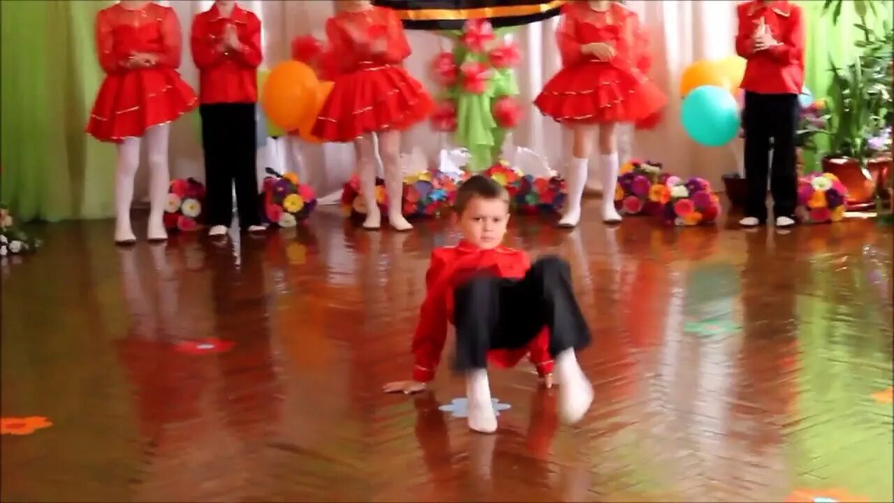 Танец катюша в детском саду средняя группа. Танец Катюша для детей. Танец Катюша в детском саду. Костюм для танца Катюша. Танец Катюша для старшей группы.