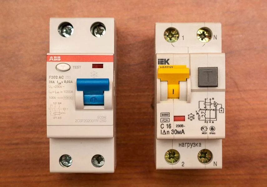 Диф 25 ампер. Маркировка электронного и электромеханического УЗО. Схема электромеханического УЗО И электронного. Маркировка электромеханического УЗО. УЗО электромеханическое и электронное как отличить.
