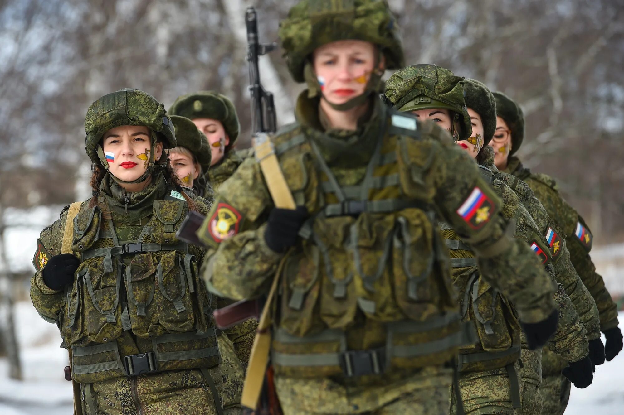 Солдаты рф на сво. Женщины военнослужащие. Русские женщины военные. Макияж под камуфляж. Женщины военнослужащие в России.