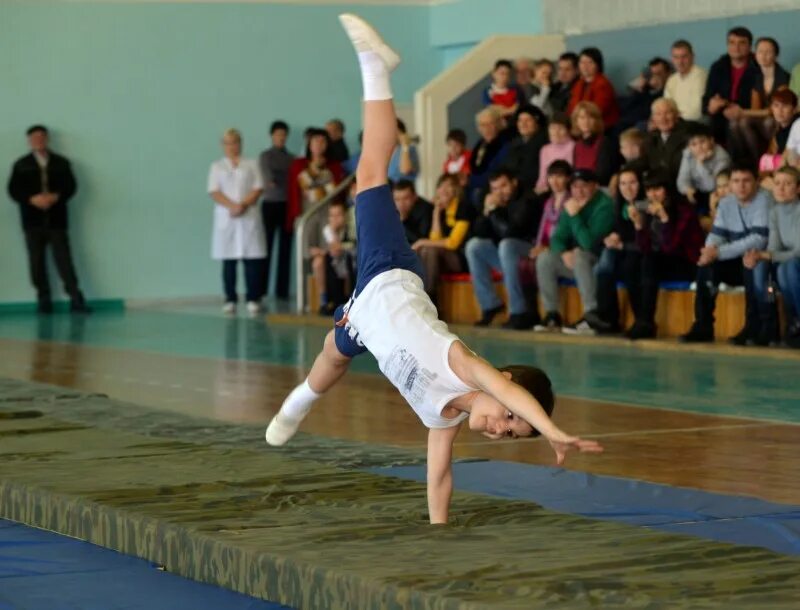 Техника акробатики. Акробатика для детей. Колесо акробатический элемент. Колесо гимнастический элемент. Спортивная акробатика для детей.