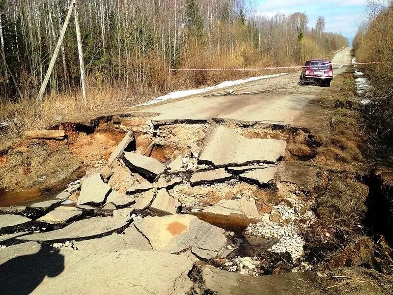 Плохие дороги в россии. Плохие дороги. Дороги России. Плохая дорога. Разбитая дорога.