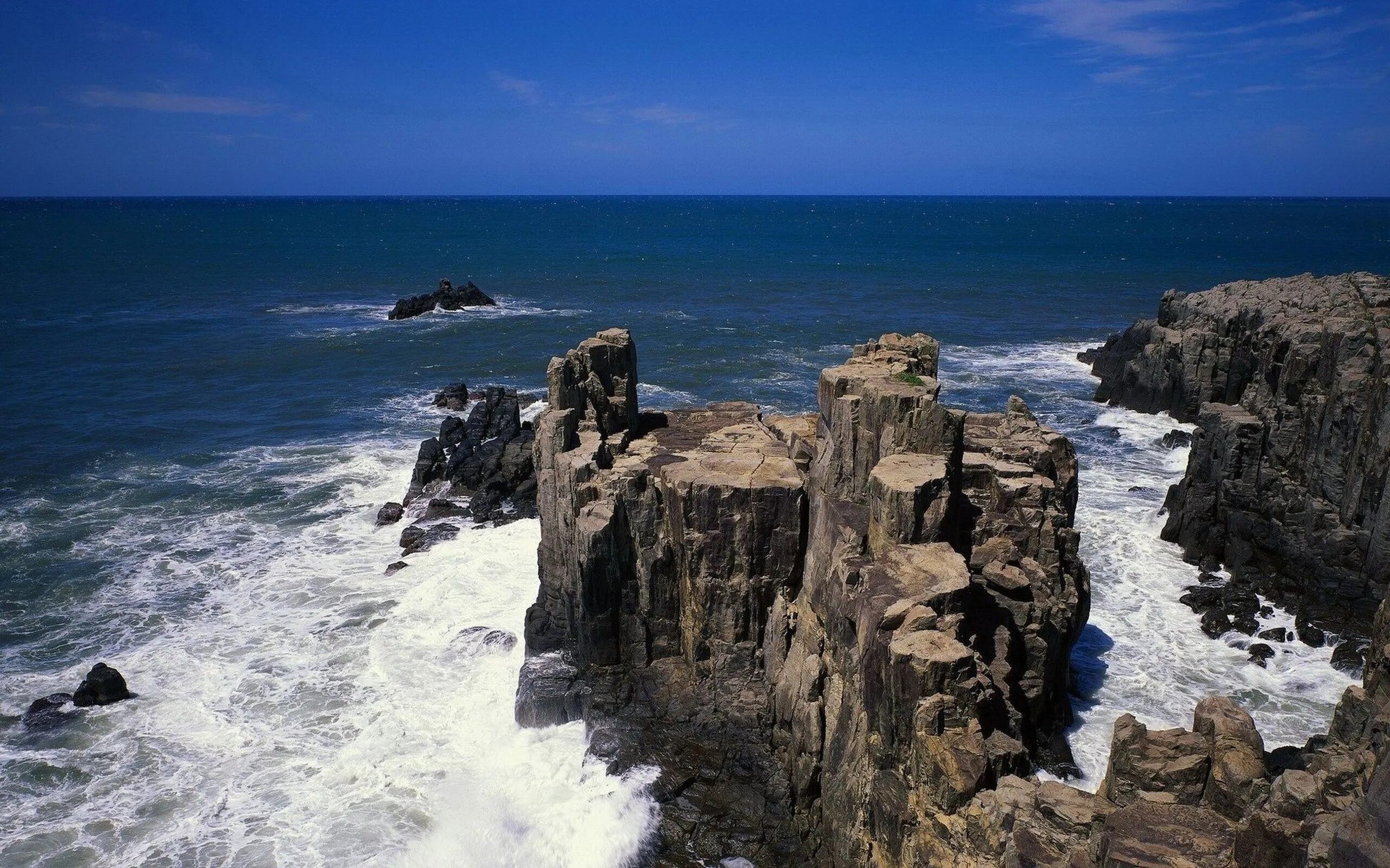 Крым Херсонес скалы. Море скалы. Океан и скалы. Скалы на побережье. D coast