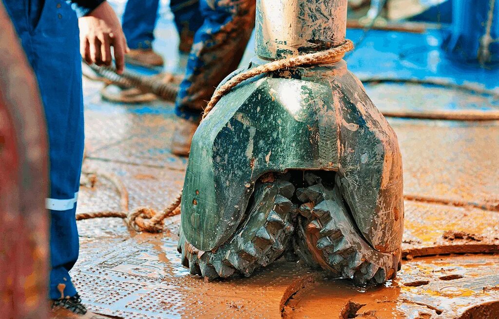 Бурильщик нефтяных и газовых скважин. Ротор для бурения нефтяных скважин. Бура добыча. Бура добыча. Буровой инструмент для бурения нефтяных и газовых скважин.