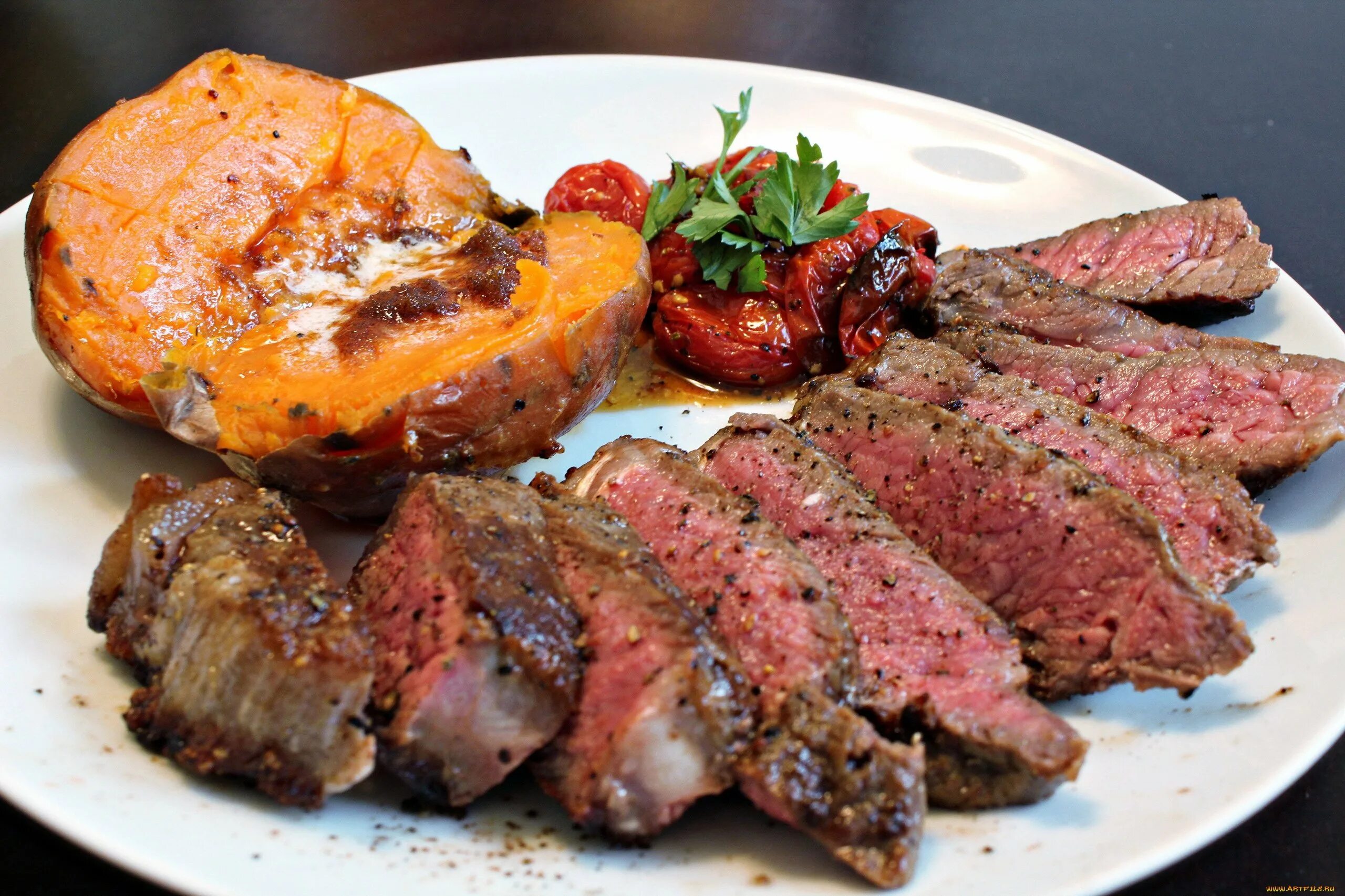 горячие мясные блюда. мясо духовое. малаховский мясной рулет. мясо гармошка. жареное мясо.