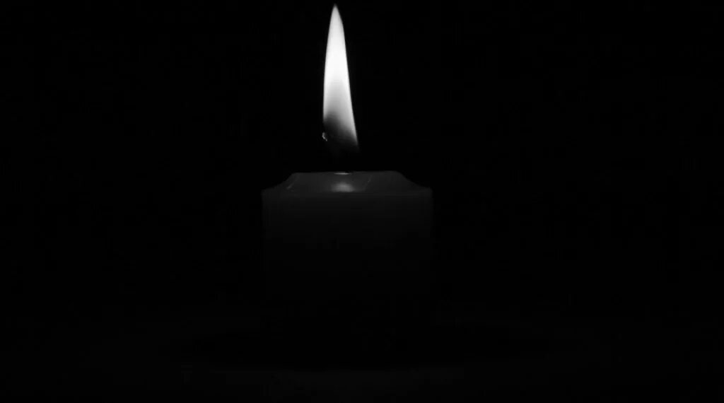 Черная свечка. Горящая свеча на черном. Свеча на черном фоне. Черная свеча горит. Свечи стали черные