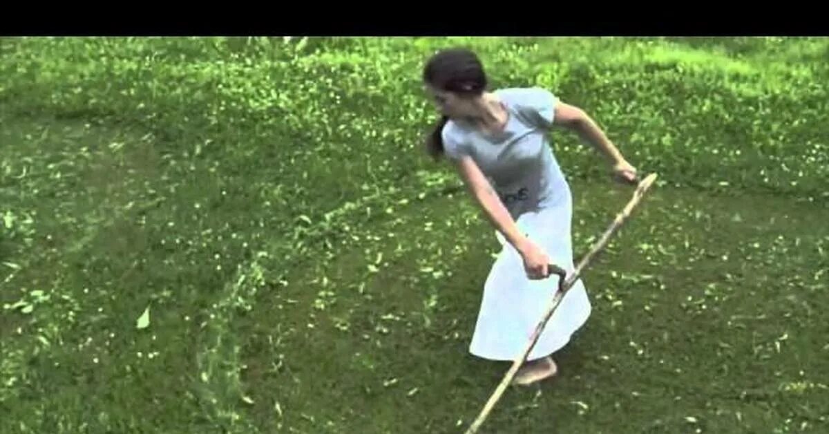 Покос газона. Косит траву бензокосой. Косят траву в дождь. Косить траву 3д. Косит траву в стрингах.