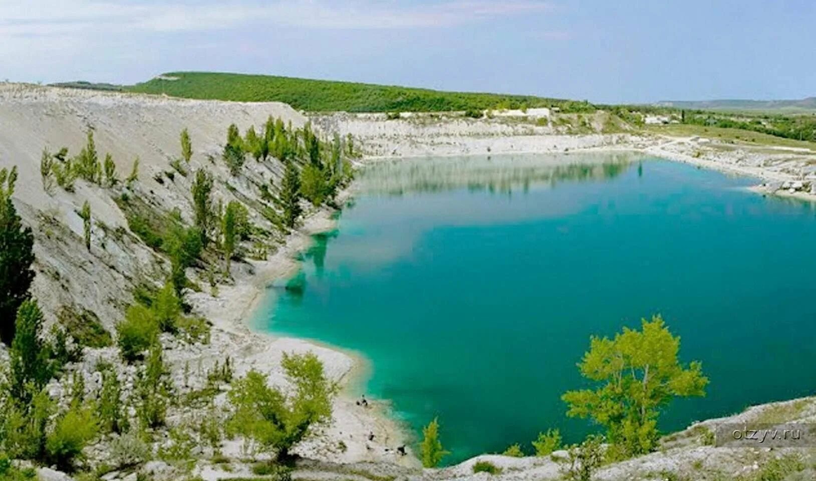 Озера крым бахчисарайский. Марсианское озеро в Крыму Бахчисарай. Село Скалистое Бахчисарайский район Марсианское озеро. Озеро Скалистое Крым Бахчисарайский. Марсианское (мраморное) озеро.