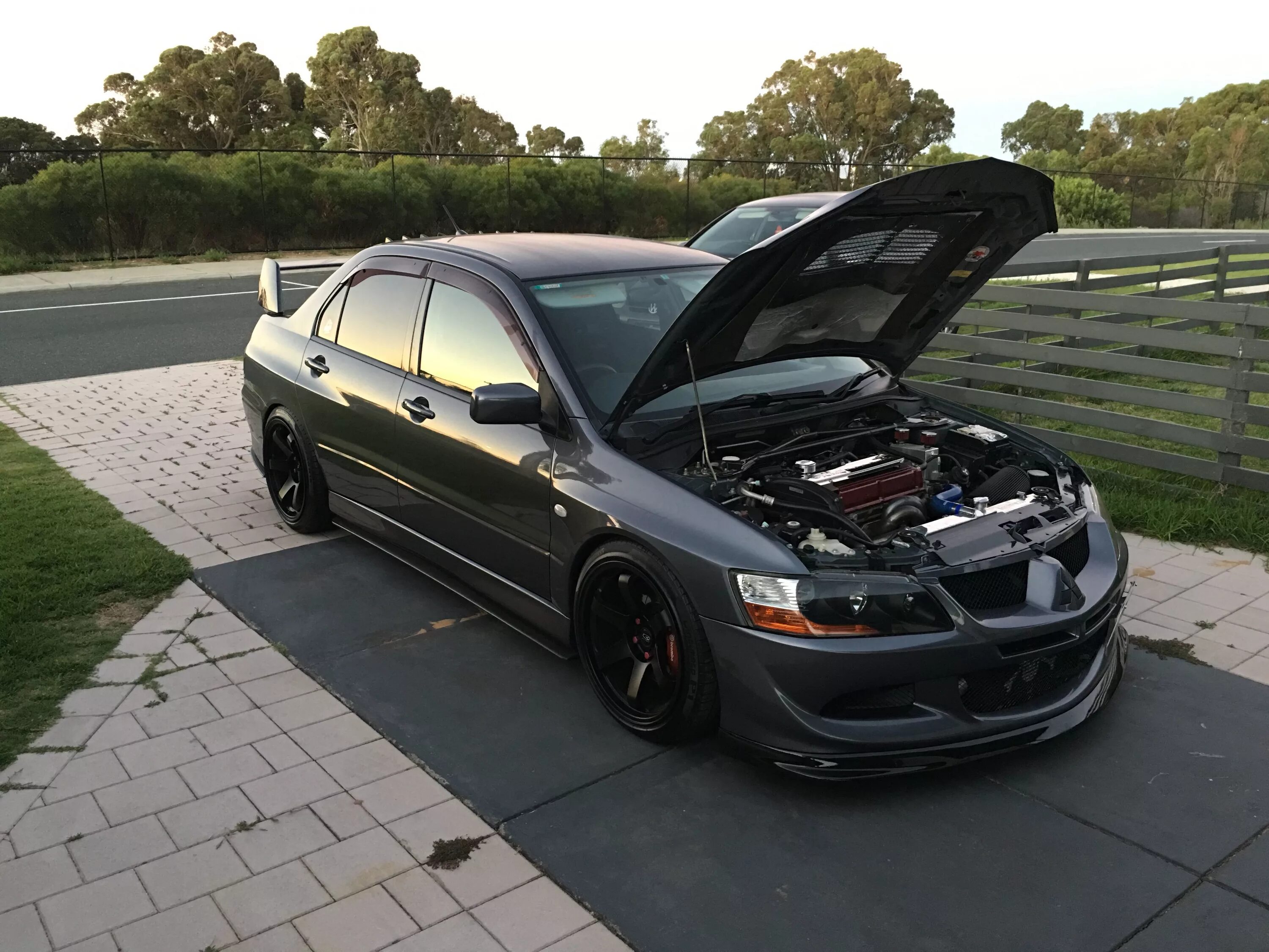 Mitsubishi lancer evo 9. Mitsubishi lancer evolution 8 салон. 5. лансер двухцветный. 8 evo автомат.