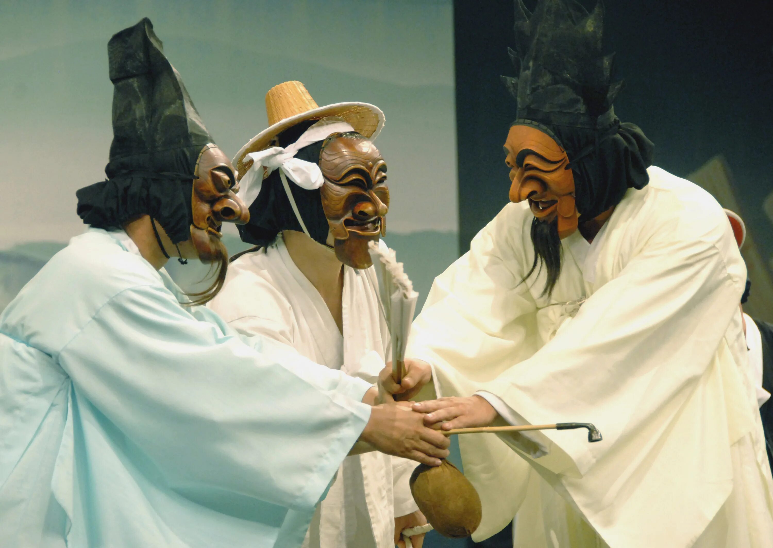 Были танцы маска. Традиционные корейские маски Хахвэ. Хахве Южная Корея маски. Театр масок Сандэгык Корея. Маски корейской культуры.