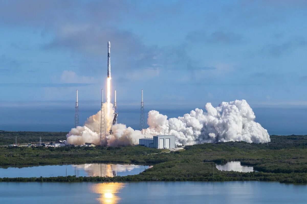 Как назывался первый полигон для запуска ракет. Falcon 9. Ракета SPACEX Falcon 9. SPACEX ракета Фалькон. Falcon 9 стартовый комплекс.