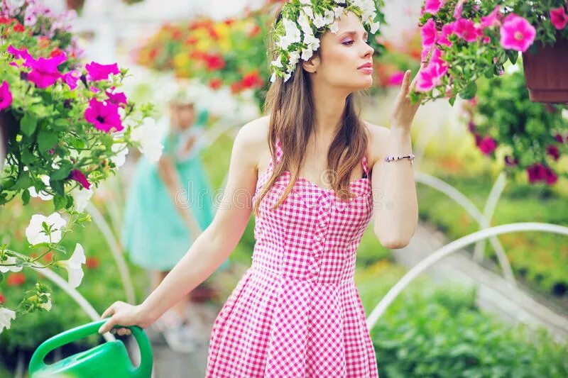 Женщина без цветов как. Цветы pretty woman. Претти леди. Цветочный рай фото на аватарку. Красивая девушка в короткой юбке нюхает цветы в саду.