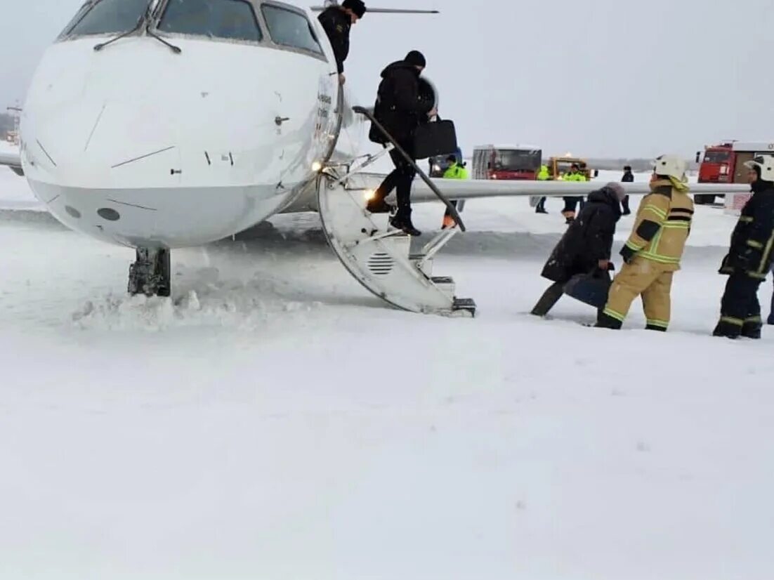 Спб мурманск самолет. Самолет над мурманском. Аэропорт мурманск зима. Летчик истребитель. Мурманск самолет.