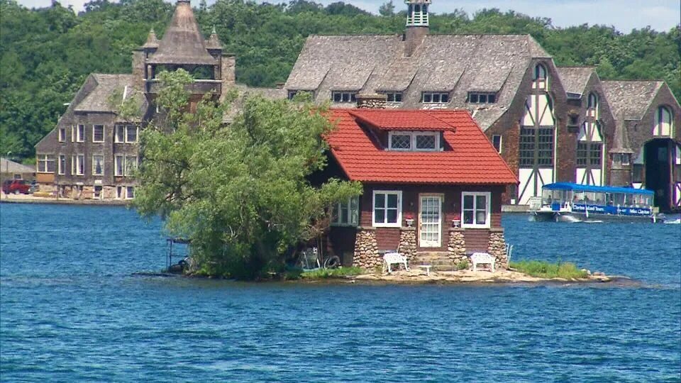 They built this house. Архипелаг «тысяча островов» (США И Канада). Архипелаг 1000 островов Канада. Архипелаг тысяча островов на реке Святого Лаврентия. Река св Лаврентия 1000 островов.