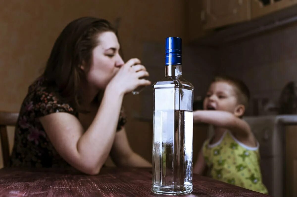 Пьющие родители в семье. Пьющие родители. Пьющая мать. Злоупотребление спиртными напитками родителями.