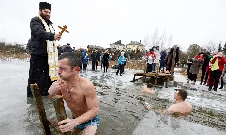 Крещение машины. Освятить машину. Батюшка освящает машину. Церковная машина. Освятить авто.