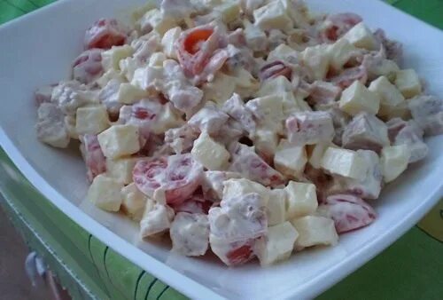 Салат с помидорами и сыром. Слоеный салат из курицы. Салат из копченой курицы помидор яиц. Салат из копченой курицы помидор яиц. Салат с куриным филе, сыром и помидорами.