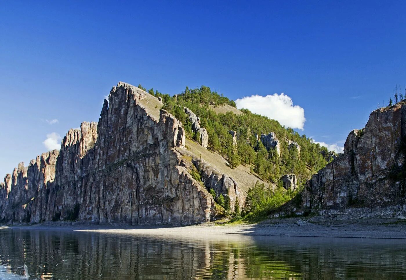 Природный парк Ленские столбы. Парк Ленские столбы Якутия. Река Лена Якутия Ленские столбы. Национальный парк «Ленские столбы» в Якутии (Россия).