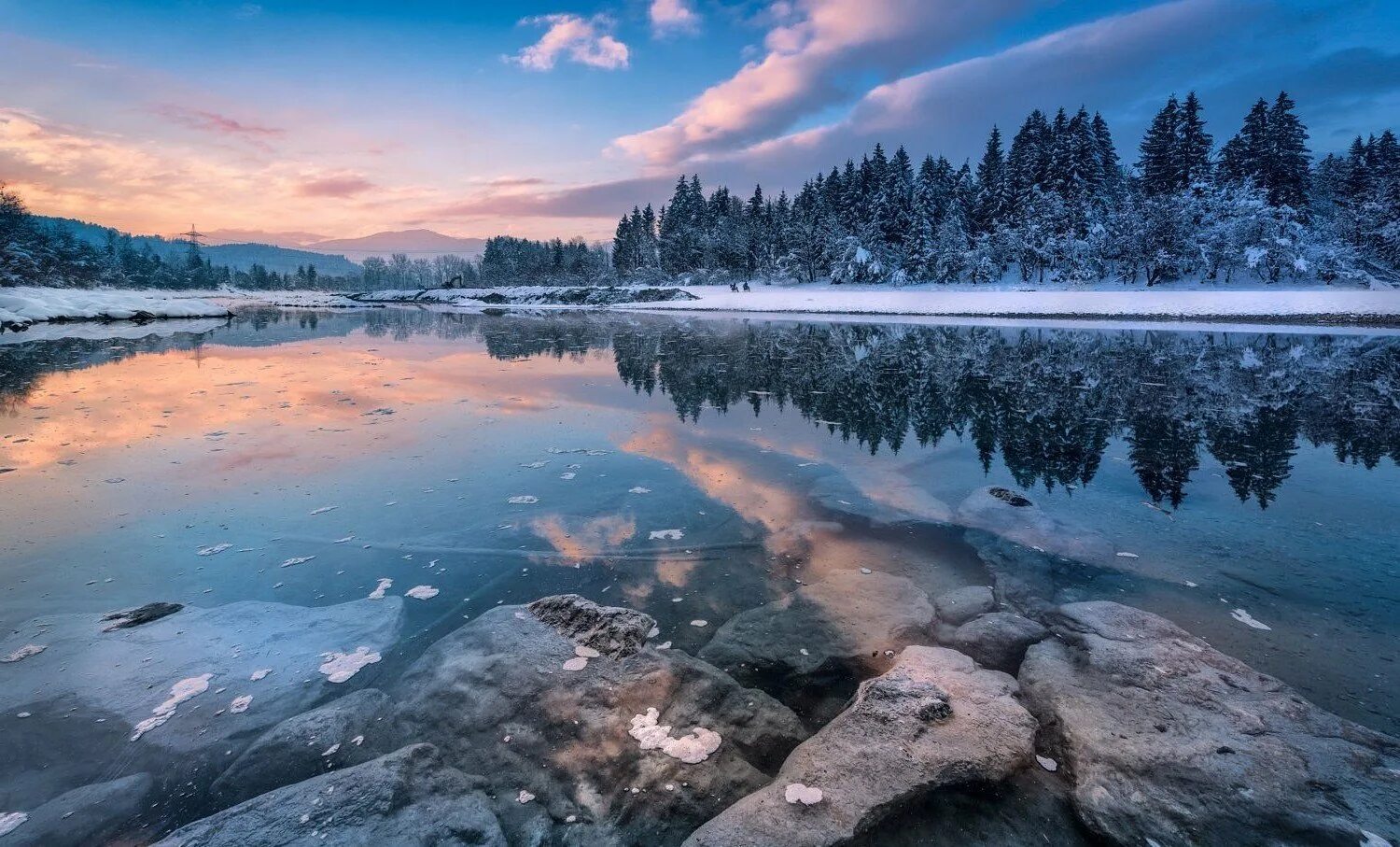 Берег озера зимой. Зимнее озеро. Замерзшее озеро в лесу. Холодный пейзаж. Замерзшее озеро пейзаж.